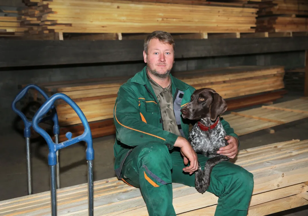 Ein Bild von Martin Dreger und Hund Gerda im Lager.